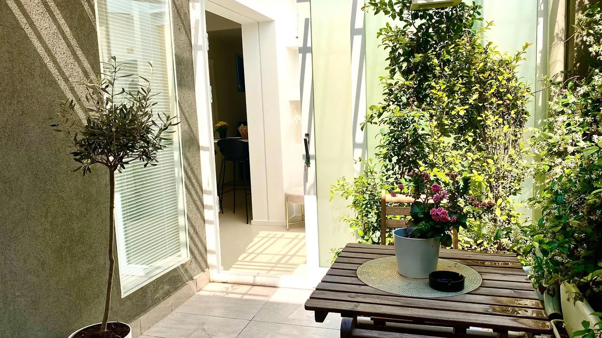Salotto - Luxury Suites In The City contacts